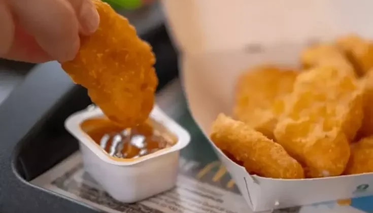 Tek kullanımlık sos paketleri tarihe karışıyor! Fast-food restoranlarını sarsacak karar